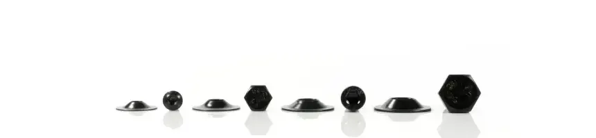 Sieben schwarze Savetix-Schrauben mit Savetix-Scheiben, in unterschiedlicher Größe und Kopf-Art, frontal abgebildet, unverlierbare Schraubenverbindungen.