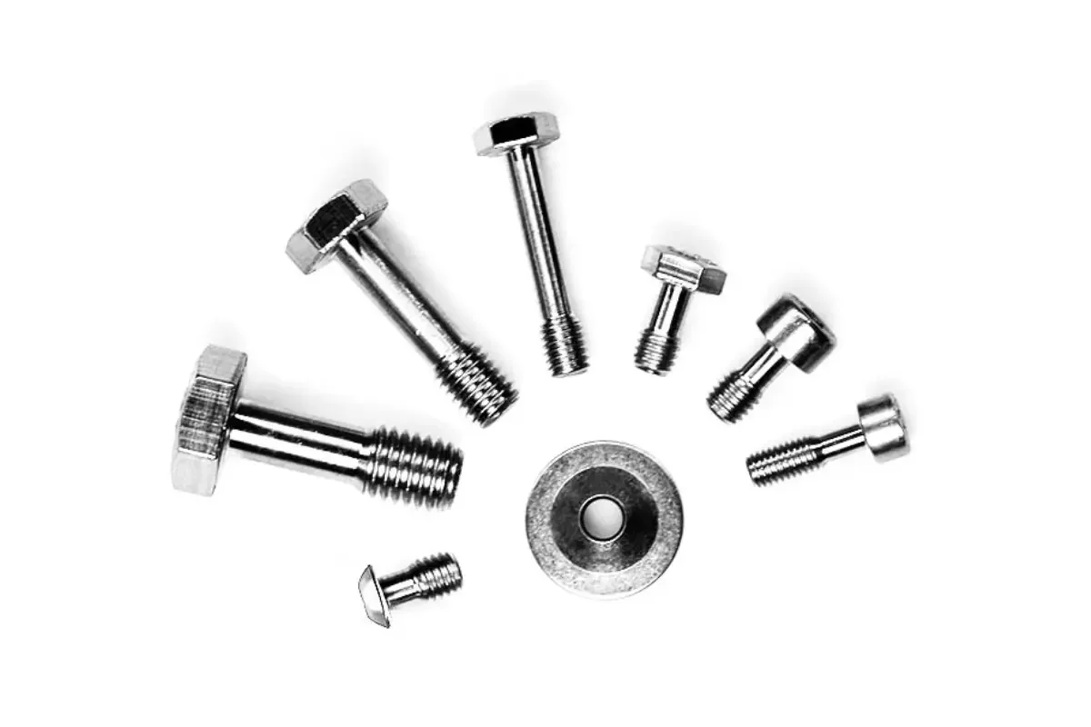 Mehrere Savetix-Schrauben mit unterschiedlichen Köpfen und Längen im Bogen um eine Savetix-Scheibe angeordnet.